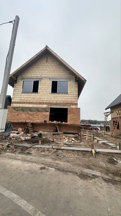 Продам будинок . Стоянка, класна локація.