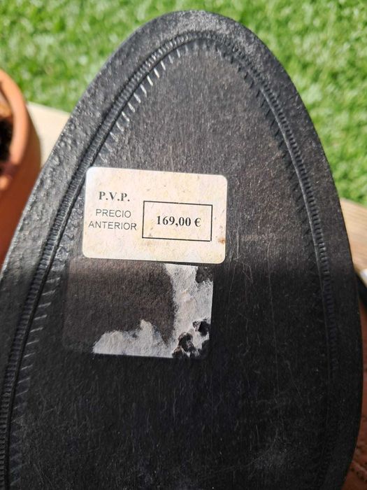 Sapatos em pele Guy Laroche