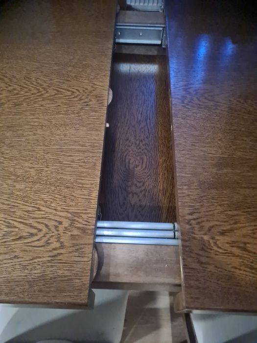 Stół drewniany z krzesłami