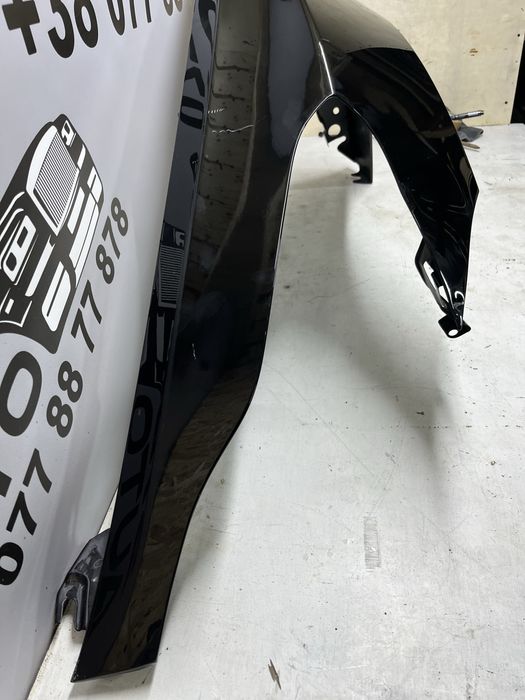 Ліве крило Tesla Model 3