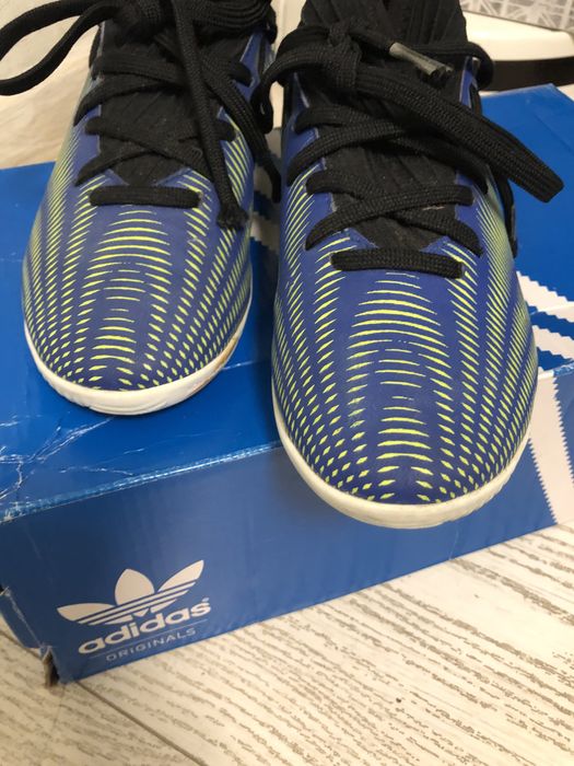 Футзалки adidas.