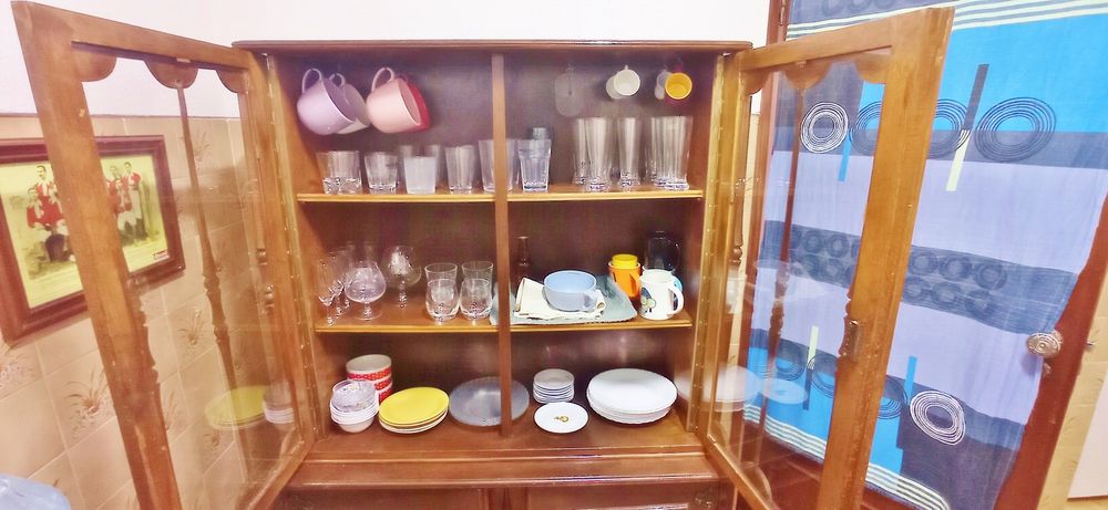 Cristaleira Armário para cozinha ou sala, robusto,, antigo.