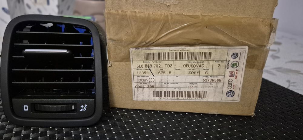 Oryginalna Kratka Nawiewu Prawa Skoda Yeti 5L0819702 Nowa OEM NOS