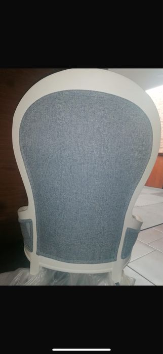 Cadeirao branco e cinza
