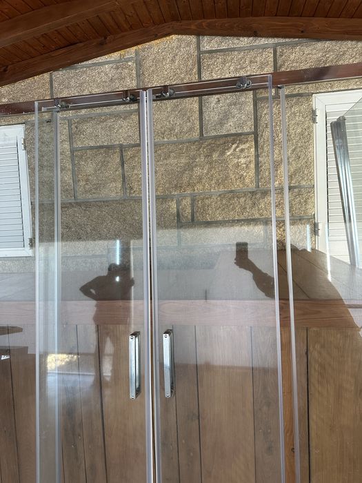 Resguardo em vidro de base de chuveiro