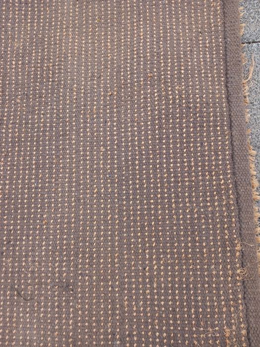 Duas carpetes vermelho vivo,e uma Catanho pelo longo