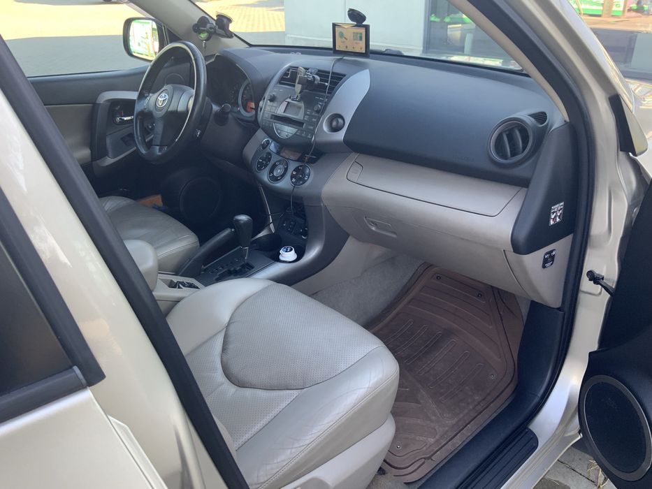 Автомобіль Тайота RAV4 2006 року випуску