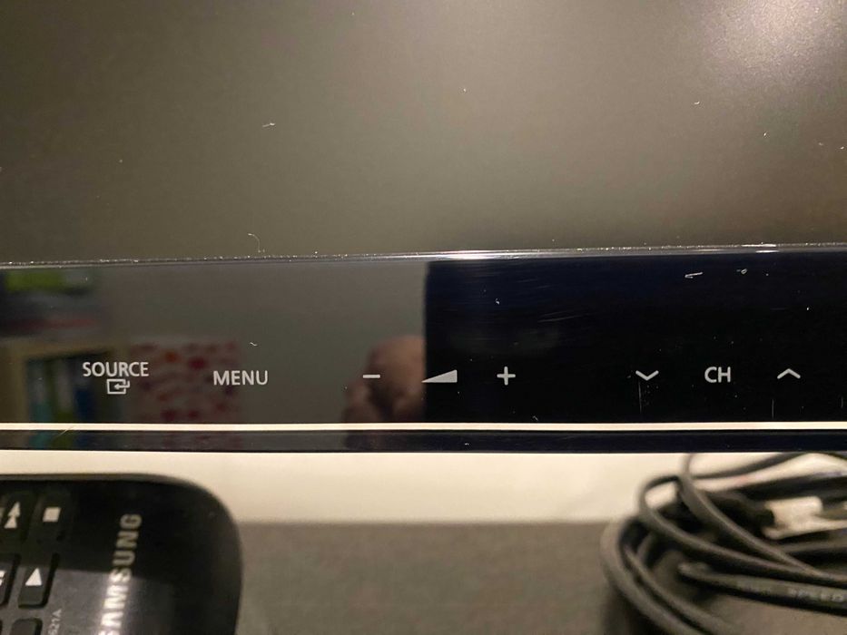 Samsung 23"novo com comando, base e apoio de parede