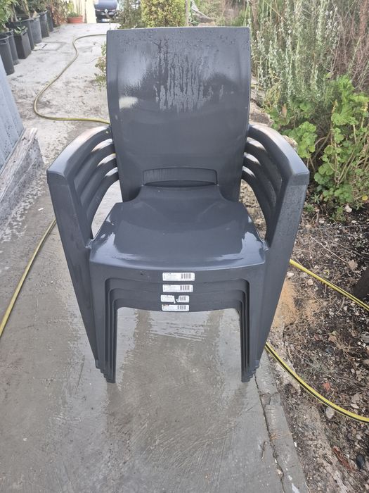 Conjunto Mesa + 4 cadeiras resina