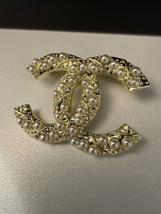 Broszka Chanel 4,5x3,5 perełki