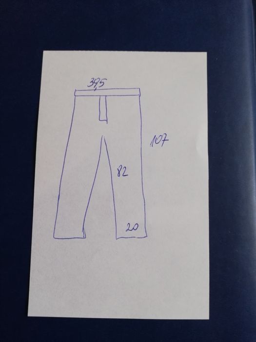 Męskie jasne jeansy.