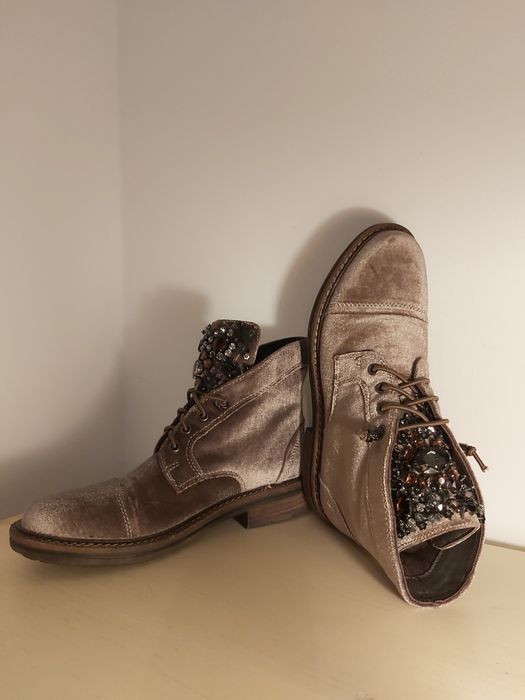 Botins de veludo de cor nude