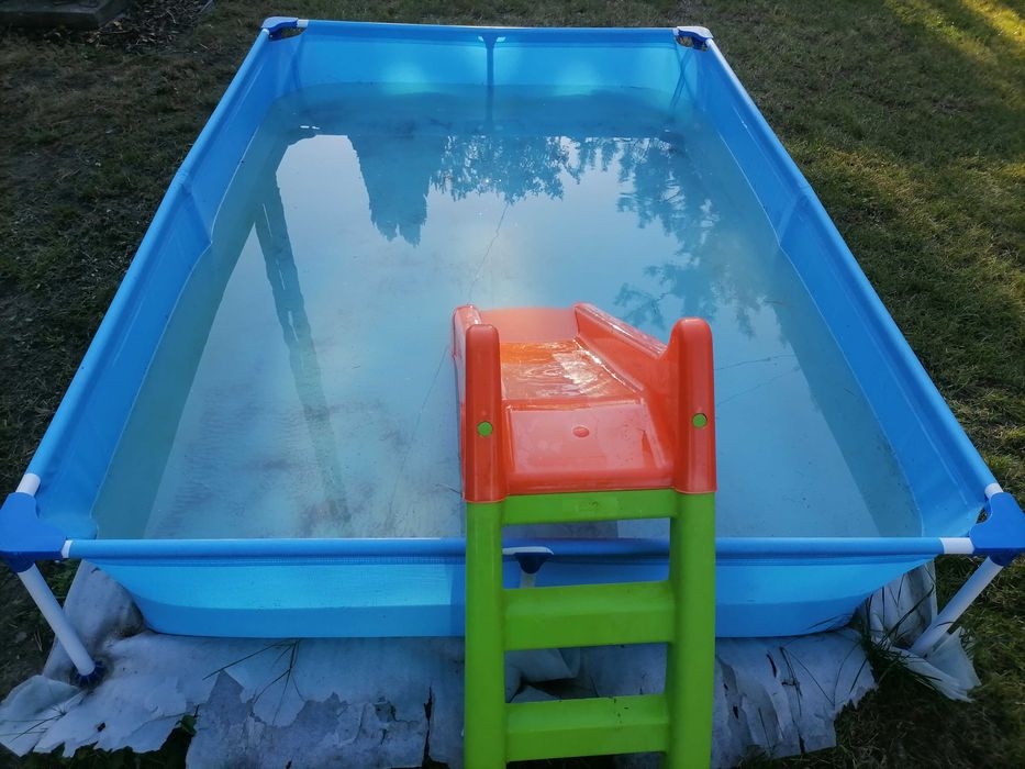 Basen ogrodowy dla dzieci ze zjeżdżalnią