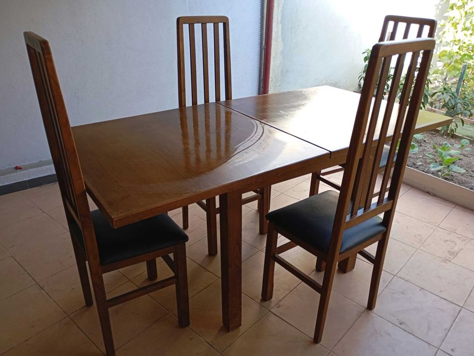 Mesa de Madeira Extensível 90x180 + 4 Cadeiras