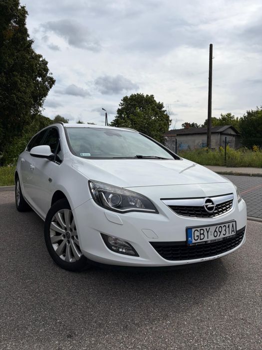 Opel Astra J Sports Tourer CDTI 2.0 2011 + opony zimowe Nokian (używane 1 sezon)