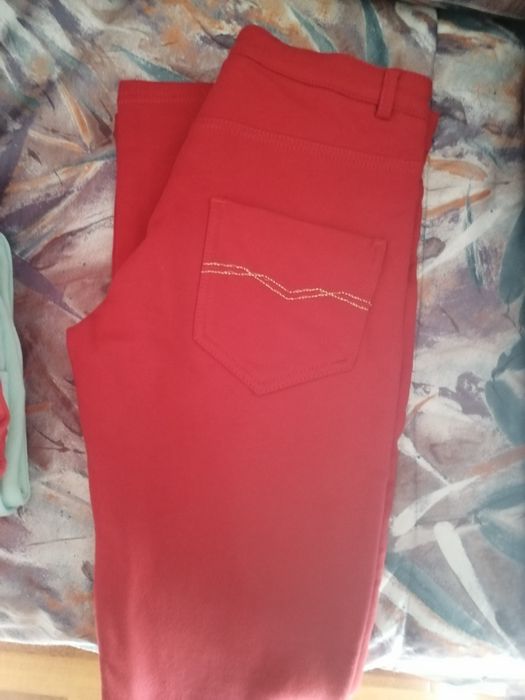 Calças Bordeaux novas com oferta da camisola de manga curta