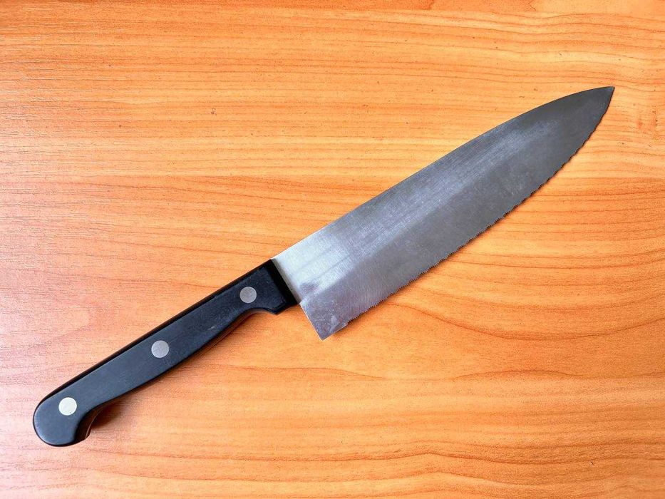 Кухонный нож с серейторной заточкой для хлеба и других продуктов
