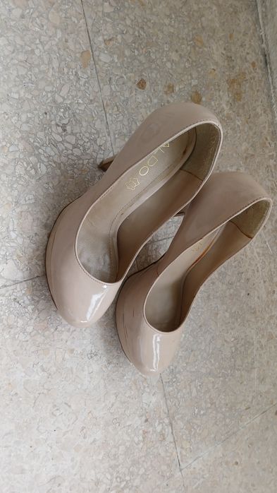 Sapatos de salto alto de verniz bege Aldo