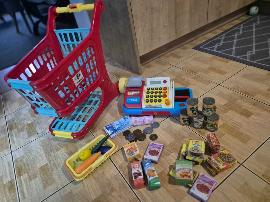 Kasa z wózkiem i zakupami.