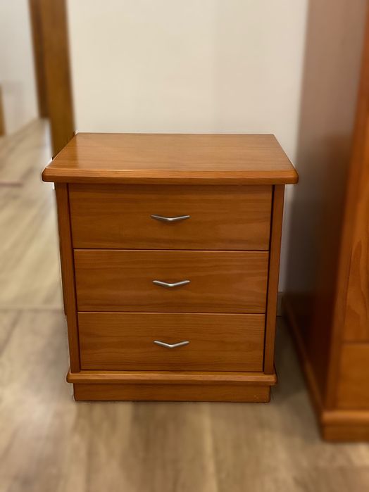 Cama + mesa de cabeceira