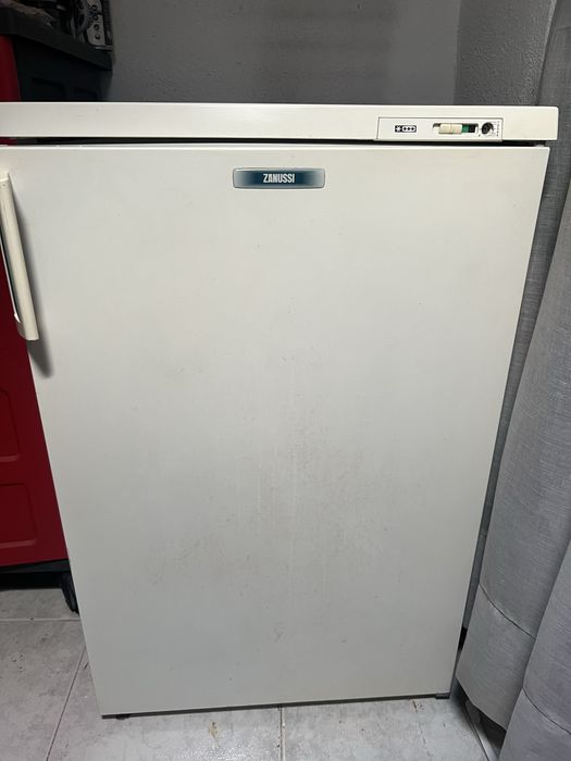 Arca Zanussi  congeladora vertical de gavetas