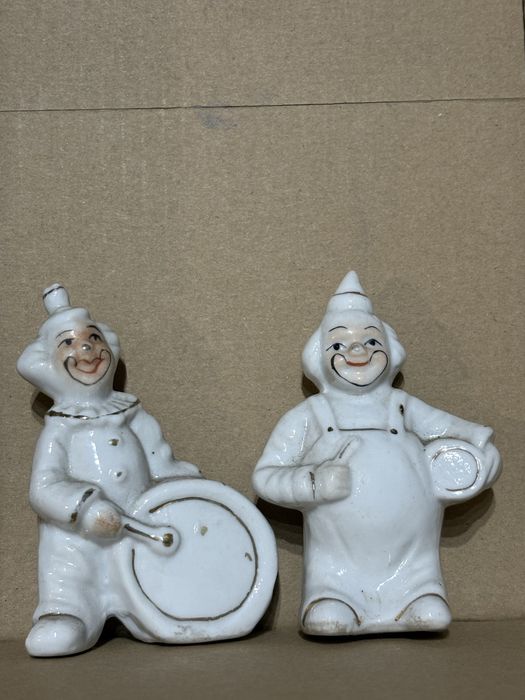 Para klaunów grających antyk