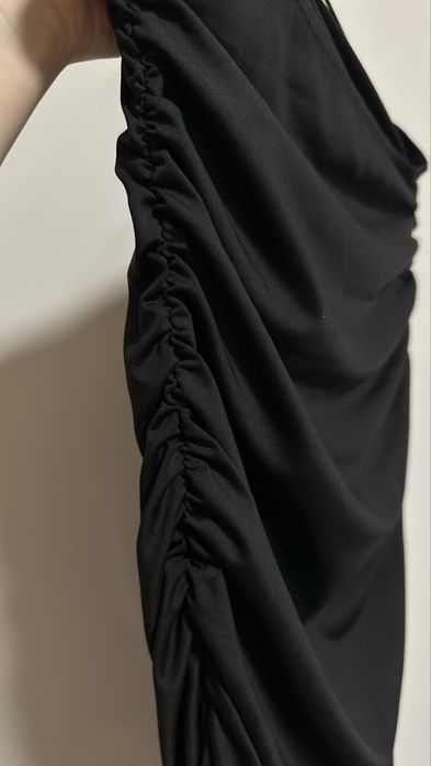 Платье без бретелей с разрезом