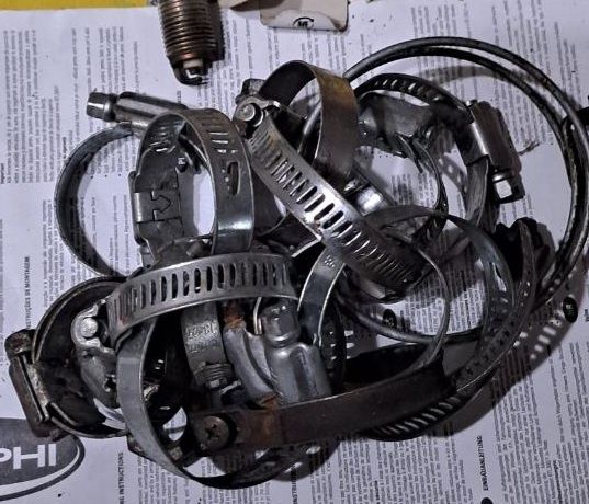 Хомути металеві, Тримач-фіксатор автомобільного акумулятора