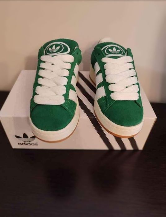 Campus cinza, preto e verde