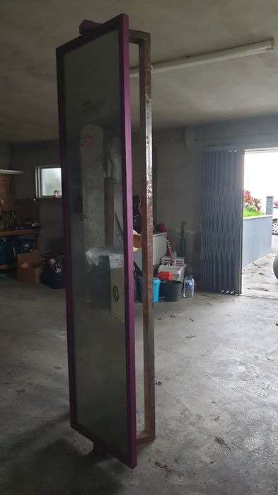 Espelho com estrutura metálica