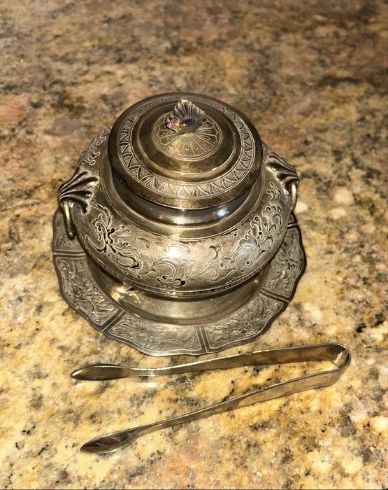 Stara platerowana cukiernica z podstawkiem i szczypcami do cukru