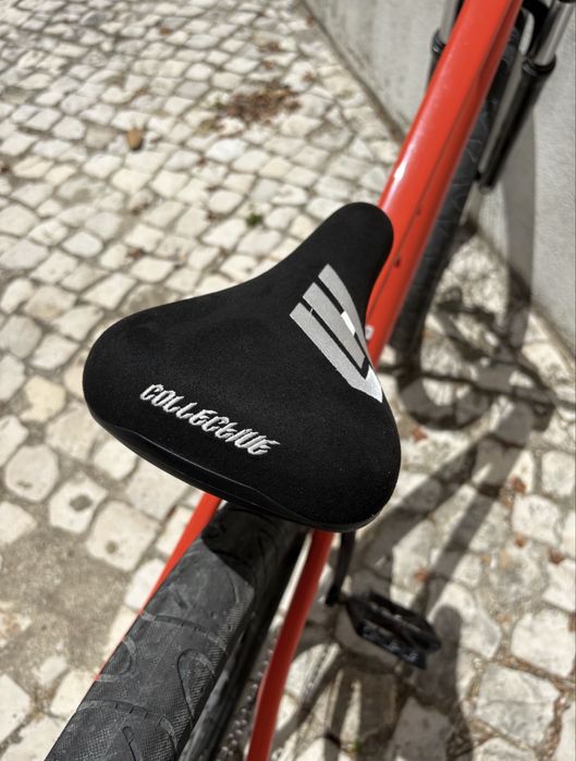 Bicicleta de btt montada para grau