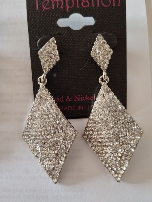 Seis pares de brincos novos, pulseira e anéis