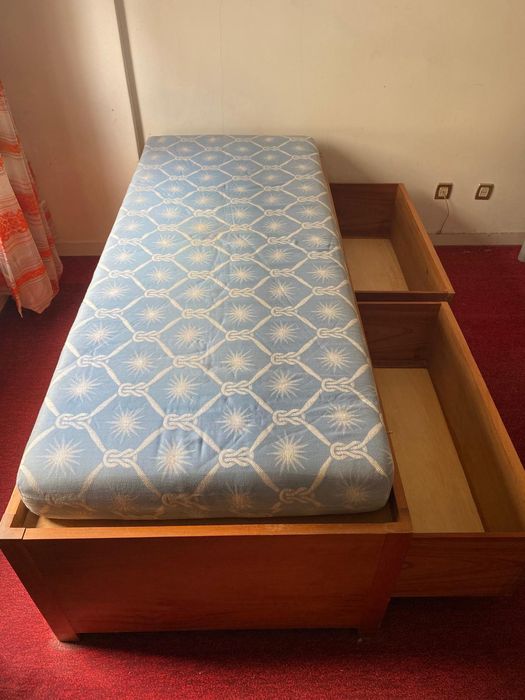 Cama de solteiro com gavetas