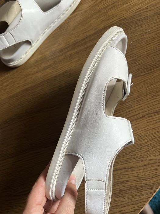 Білі шкіряні сандалі  38 р