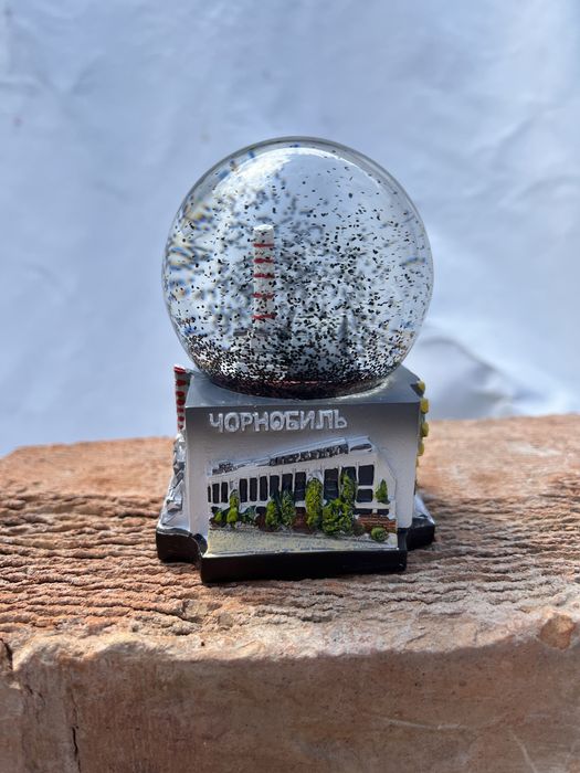 Три снігові кулі з різними містами України