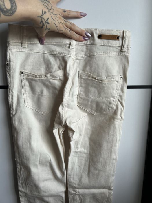 Białe spodnie z rozcięciami Bershka 34 high waist