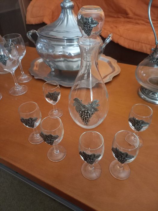 Decoração,  copos , terrina e zarra