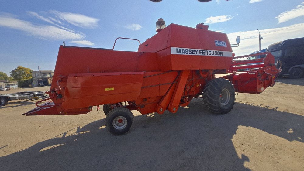 Комбайн massey Ferguson 440