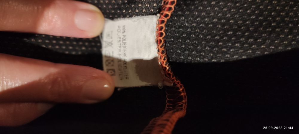 Ceglasty windstoper z czarnymi wstawkami , rozmiar S