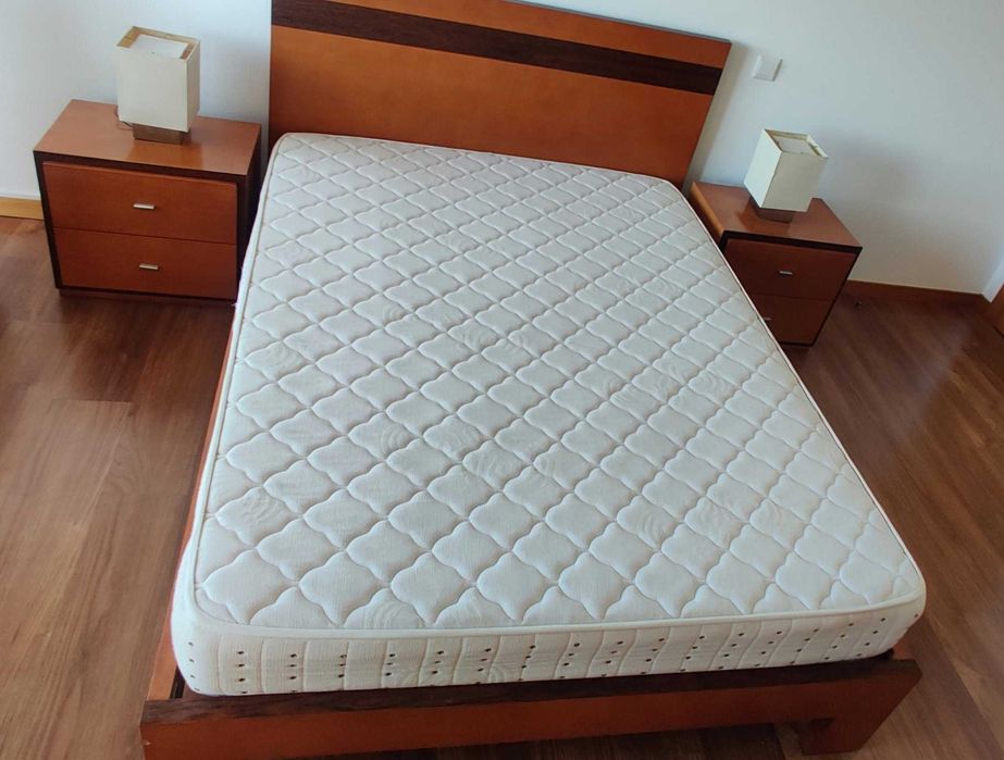 Cama de Casal em Madeira Maciça com Colchão + 2 Mesas de Cabeceira