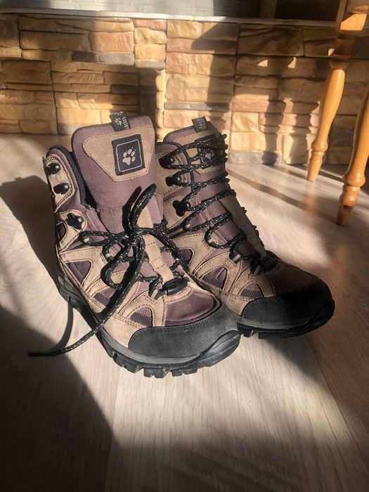 Трекінгові черевики