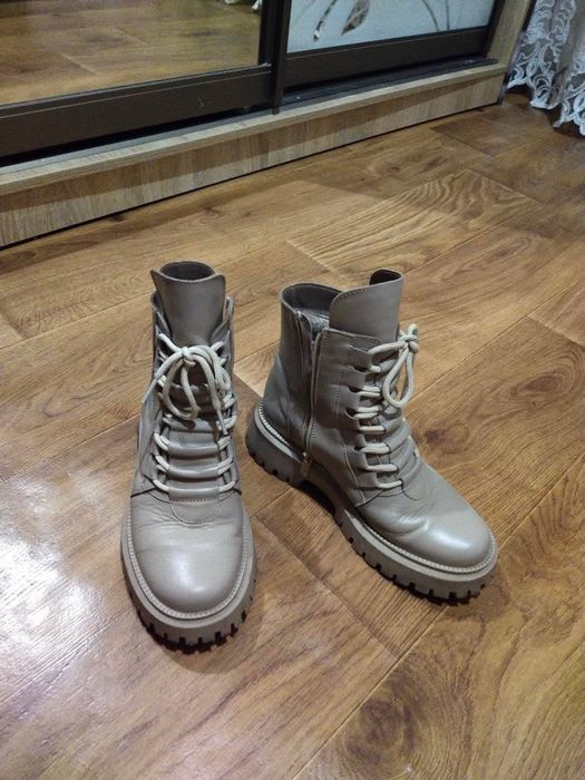 Жіночі ботінки бежеві