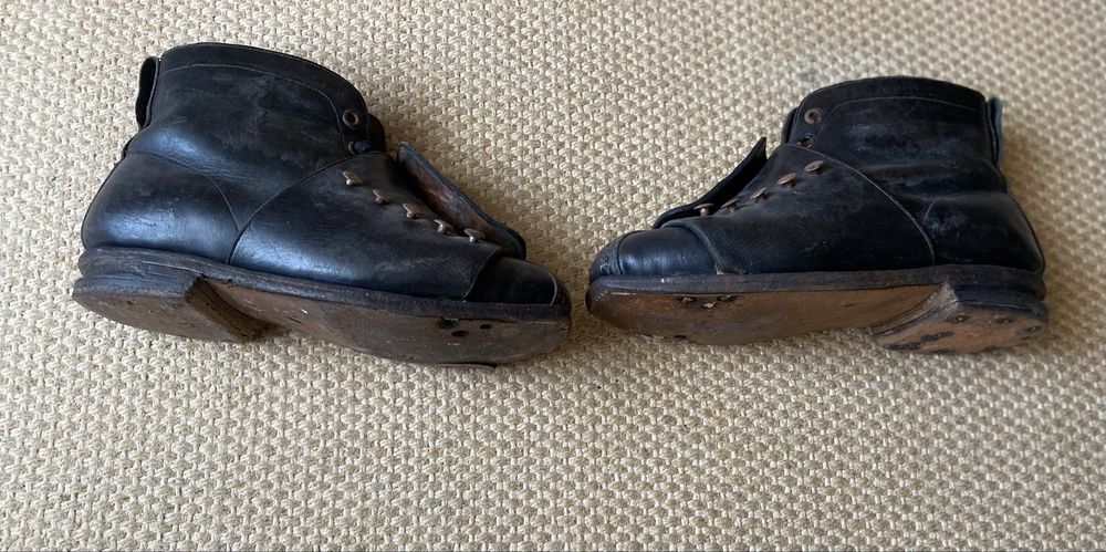 Botas, taco e bola de Hóquei anos 50