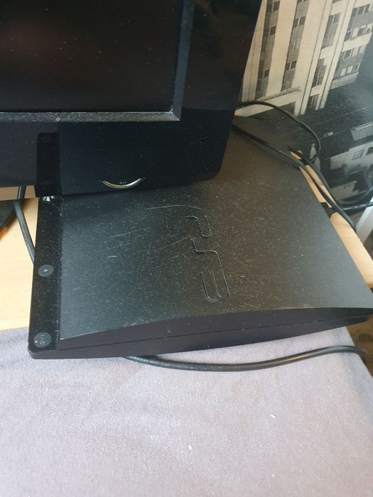 Playstation 3 slim + oryginalny pad +cztery gry