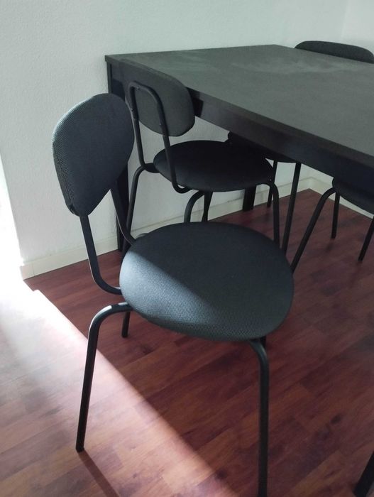 Mesa e cadeiras praticamente novas