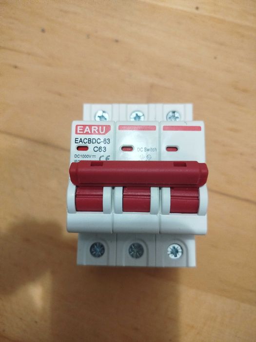 Трехполюсный автоматический выключатель постоянного тока 63А