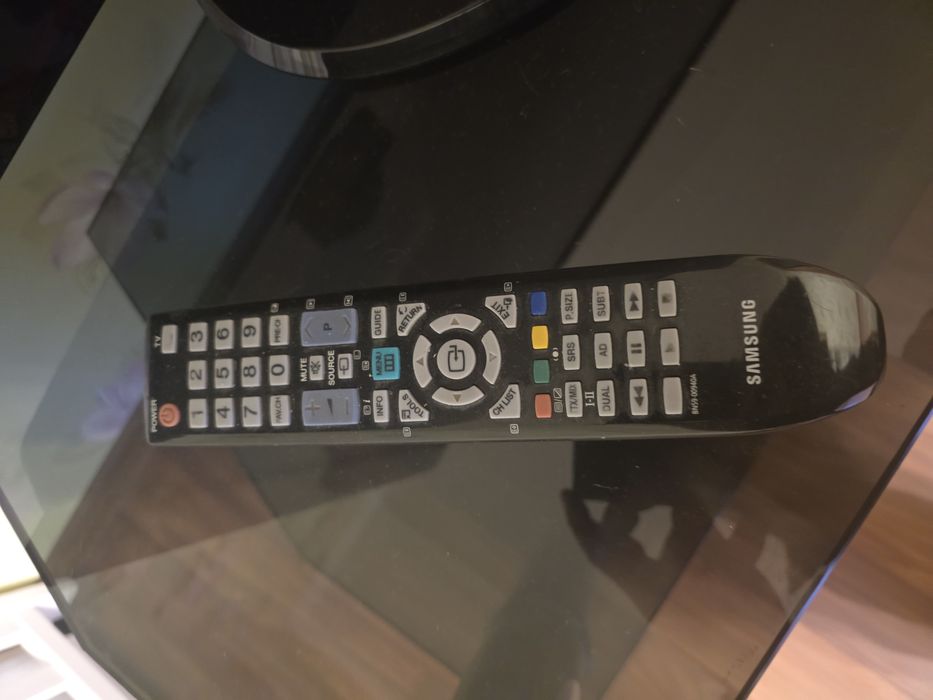 Большой телевизор Samsung с тумбой