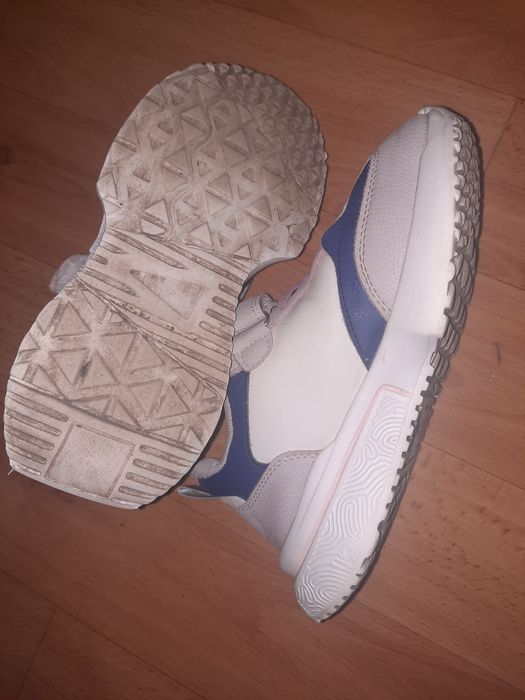 Дитячі кросівки для дівчинки