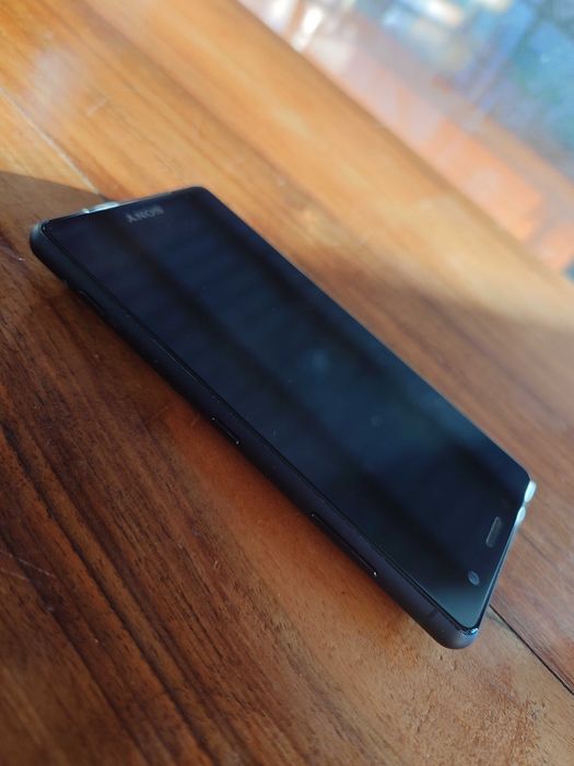 Продам Sony Xperia XZ2 compact 4/64Gb (So-05k)